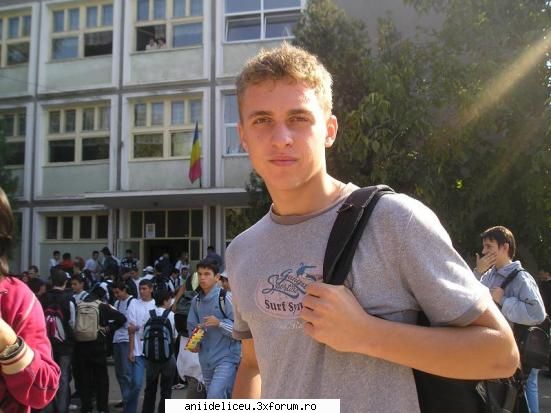 Prezentare - buna....eu sunt razvan, sunt clasa a 12 in liceul - Chat